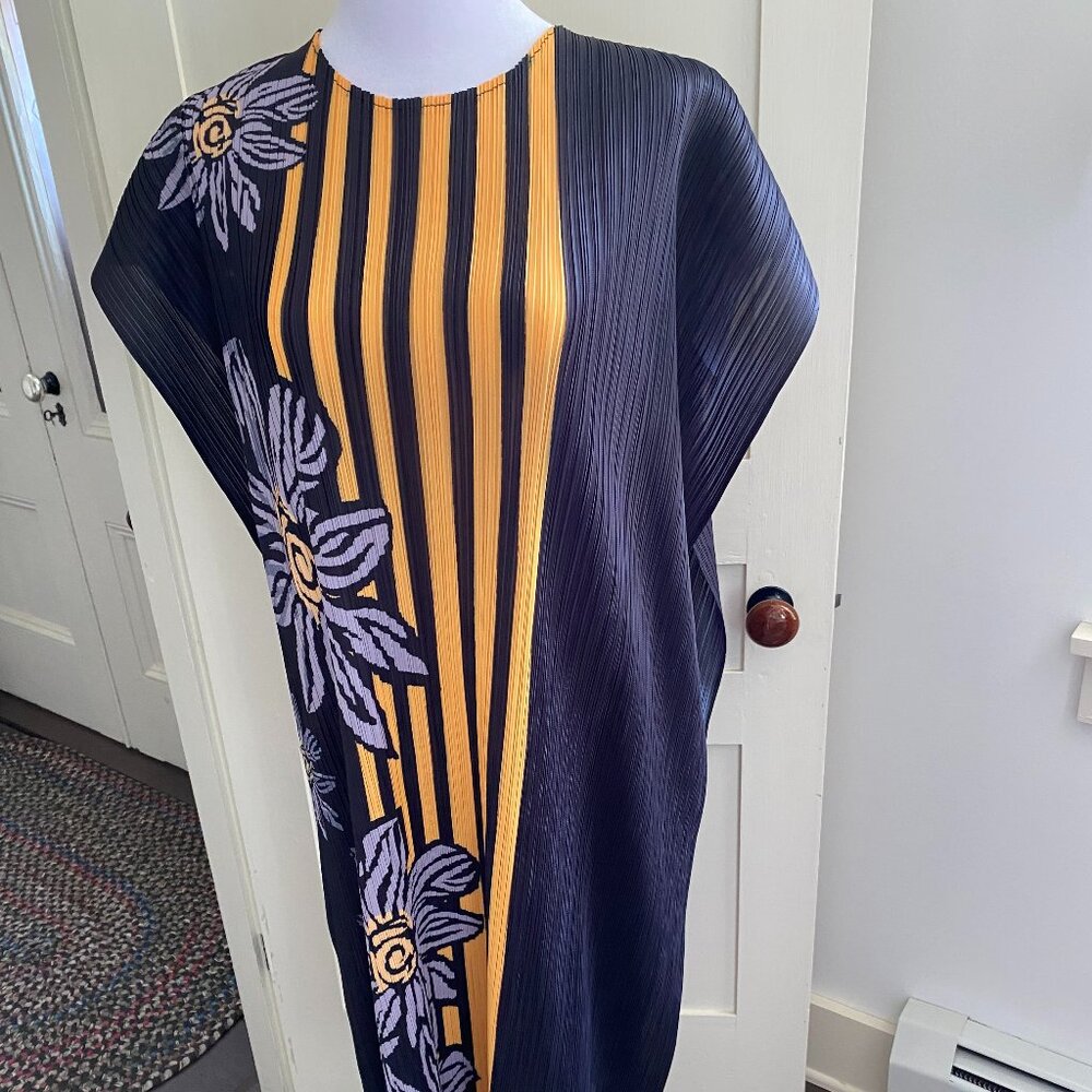 Queenia Black, Yellow and White Pleated Caftan Style Dress, New With Tags